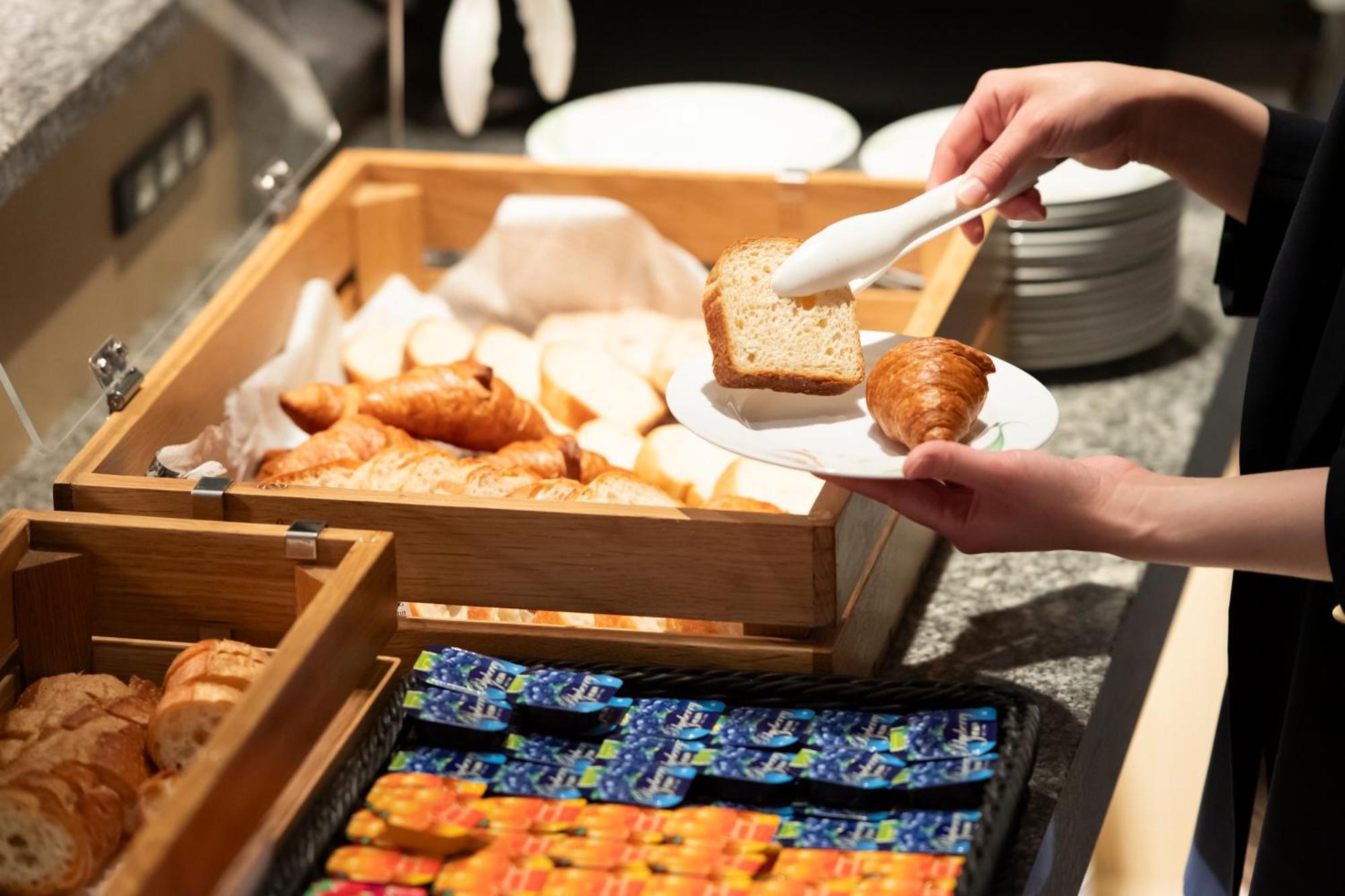 Kyoto Tokyu Hotel Exterior photo A buffet